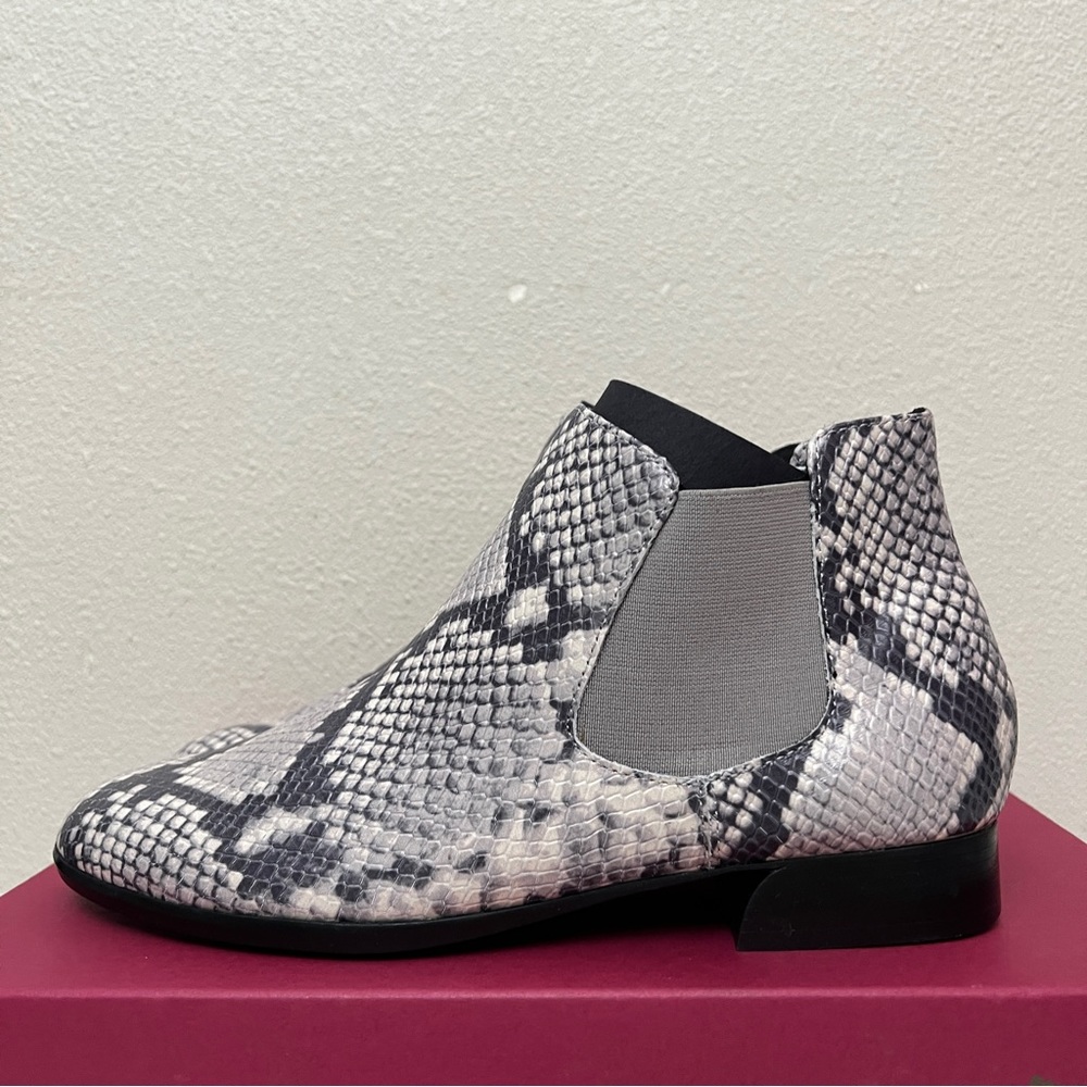 Munro Cate Chelsea Women’s 9M Snake Print Side Zip Water Resistant Ankle Boots